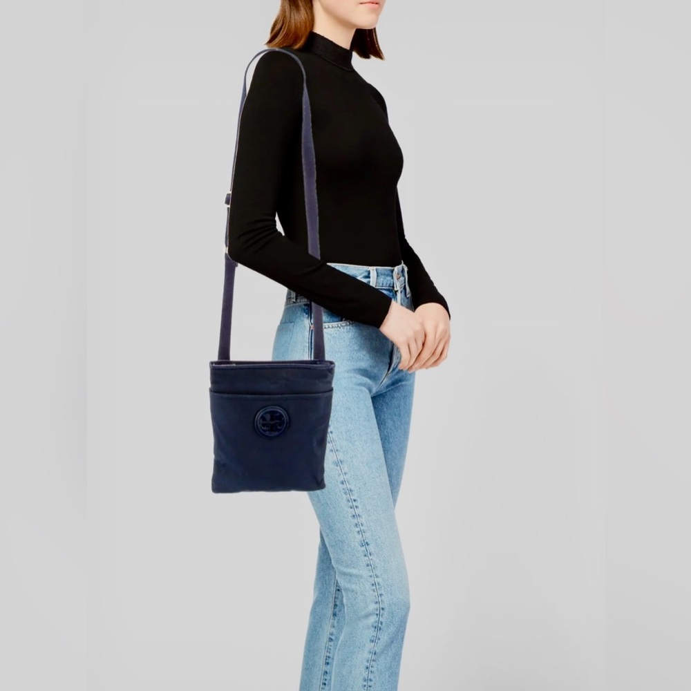 Tory Burch Black Nylon Messenger Bag w/Gold Zipper Detail • Clean In & Out - Picture 4 of 9
